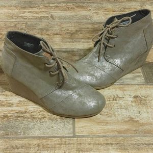 Metallic TOMS Wedges